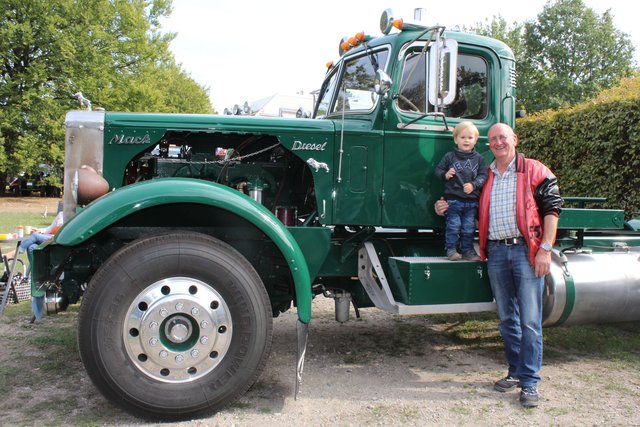 Der kleine Oltimerfan Johann hat den Mack von 1950 als Miniatur, bei Opa Hermann kann er im original Truck mitfahren. So wie Hermann Meyer aus Wesseloh nutzten hunderte Young- und Oltimerbesitzer das Tostedter Oldtimertreffen, um ihre Schätze auszufahren und einem breiten Publikum zu präsentieren
