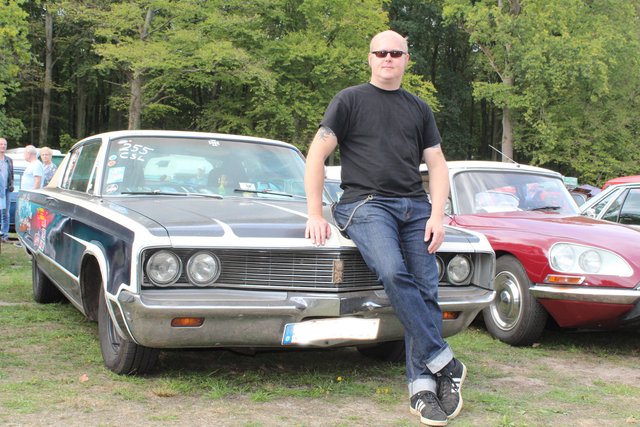 Thomas Bublitz mit seinem Chrysler Newport Coupé