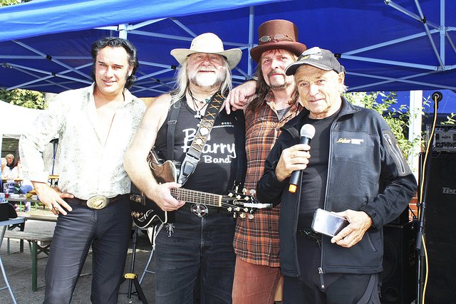 Freuten sich über die gute Stimmung (v. li.): Elvis-Imitator "Elvoice", Rocker Big Harry, Organisator Peter Radtke und
Sandbahnrennweltmeister Egon Müller