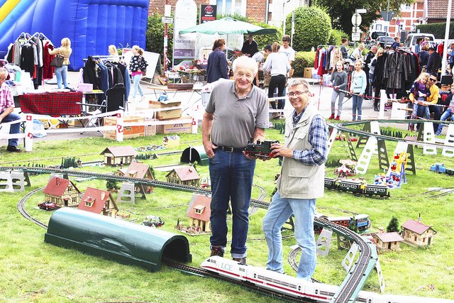 Publikumsmagnet für Groß und Klein: Die Eisenbahnen von Peter Bullacher (li.) und Bruno Toll Fotos: as