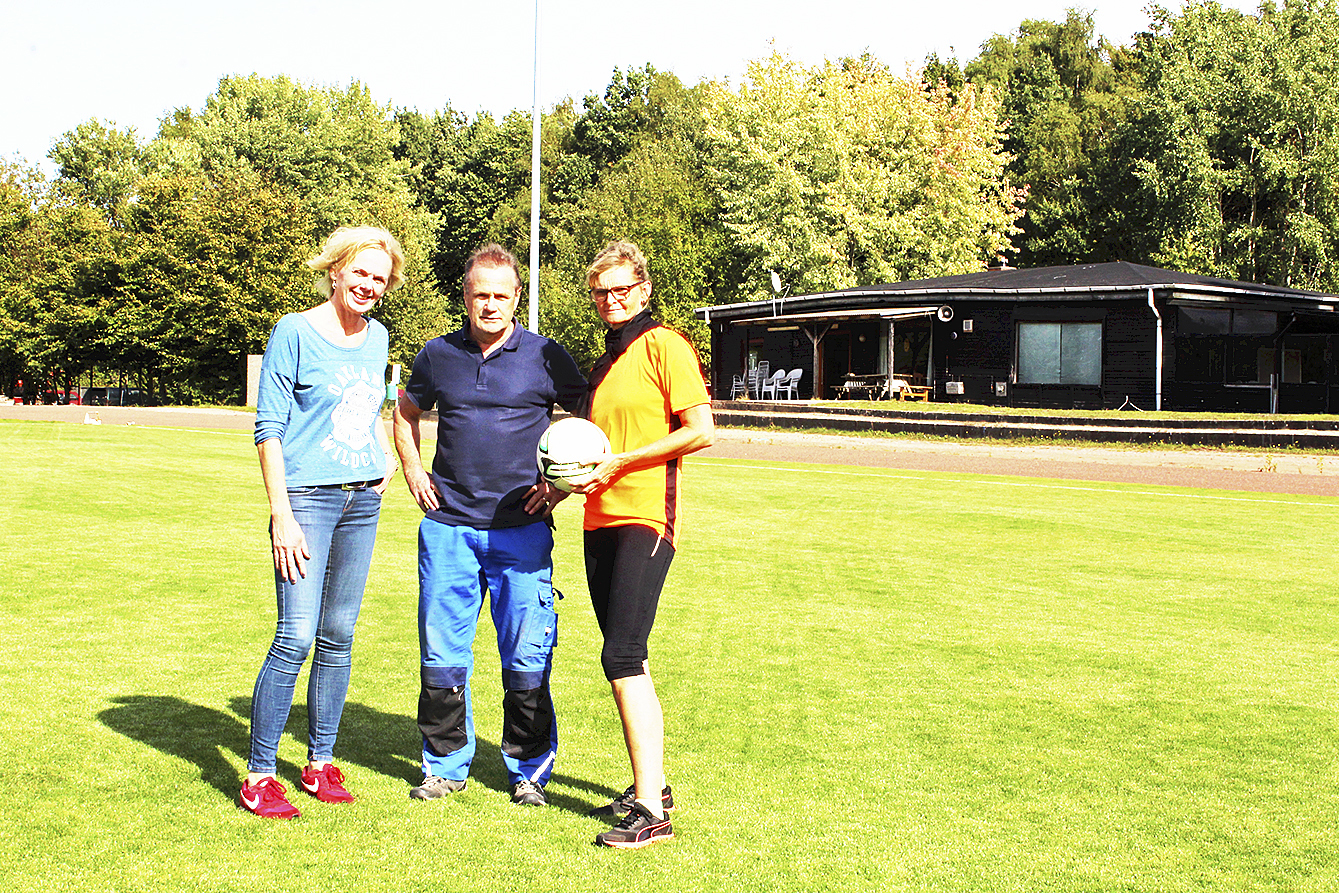 Der Sportplatz ist so gut wie fertig, jetzt ist das abgesackte Vereinsheim dran: Kassenwartin Silke Hennig (li.), Sportwart Bernd Martens und die stellvertretende Vorsitzende Karen Prohl von der
Turnerschaft Westerhof veranstalten einen Sponsorenlauf für ein neues Sportlerheim