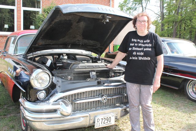 Christine Kraft aus Stade mit ihrem Buick