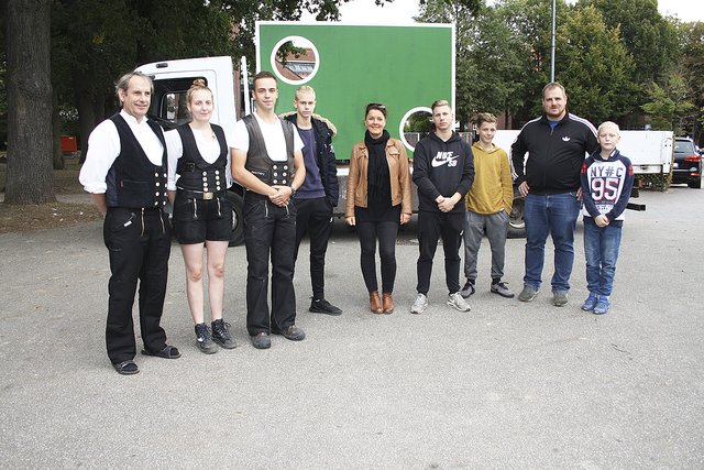 Die Zimmerei Hinrichs übergab die Torwand, die sie mit BBS-Schülern 
baute, an das Buchholzer Jugendzentrum | Foto: os