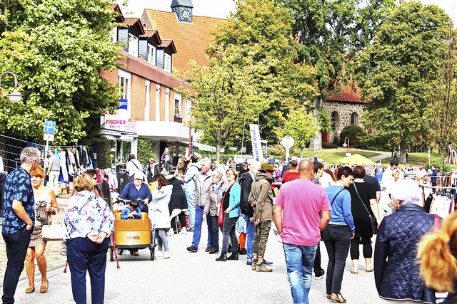 Der Flohmarkt lockte viele Besucher zum Hittfelder Dorffest