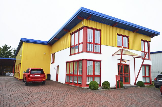 Das markante Firmengebäude in der Buchholzer Brauerstraße 30 (Gewerbegebiet II)