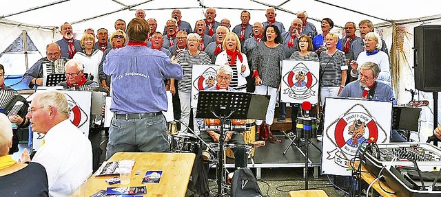"De Windjammers", hier mit Gastsängern, erfreuen seit 30 Jahren ihr Publikum mit ihren Shantys | Foto: De Windjammers
