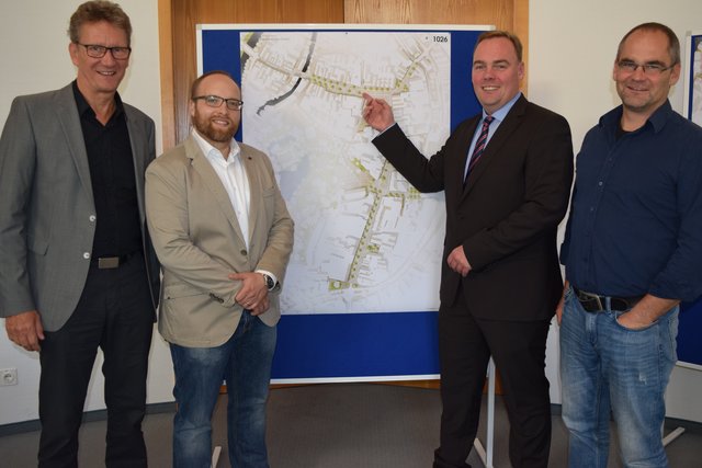 (v. re.) Jörn Ackermann, André Wiese, David Forster (Projektleiter Winsen 2030) und Alfred Schudy (Geschäftsbereichsleiter Stadtplanung und Bauordnung)