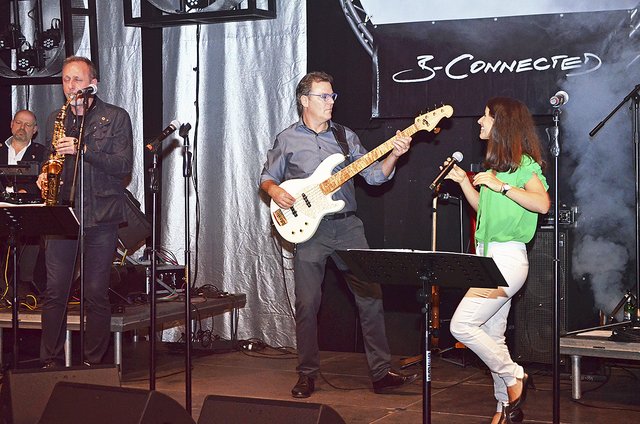 Hardy Best griff am Abend zum Bass und spielte mit der Band