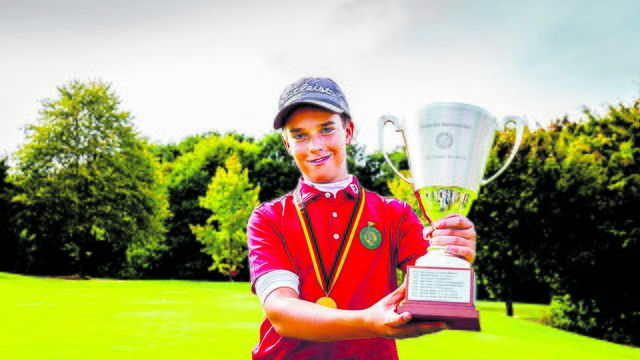 Emil Albers mit dem DM-Pokal | Foto: Christopher Tiess