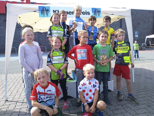 Die Teilnehmer des Schülerpokals II mit dem 
Sieger Jannis Schneider von BW Buchholz (hinten, Mi.) | Foto: BW/Kusters
