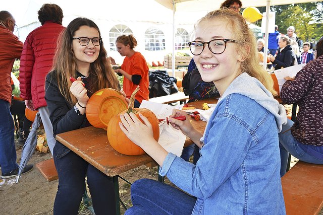 Joline (19, li.) und Janice (14) aus 
Hollenstedt schnitzten Kürbisse für den Geburtstag ihres Opas   Fotos: bim