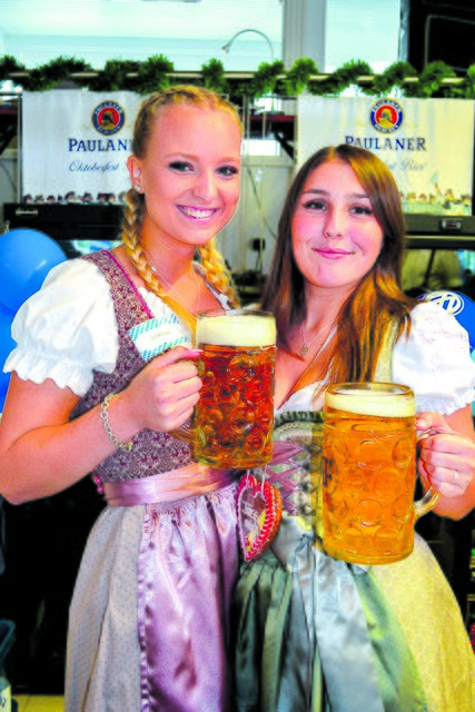 Neben dem Unterhaltungsprogramm verzauberten die Auszubildenden Chiara Schulze (li.) und Leonie Wilcken im feschen Dirndl