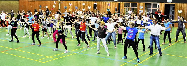 Ein beeindruckender Anblick: Alle Tänzer beim Zumba gemeinsam auf dem Weller Sporthallen-Parkett | Foto: TV Welle