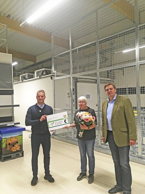 Symbolische Scheckübergabe (v. li.): Malte Kaßmann, Elisabeth Mestmacher und Reiner Wohlers   Foto: Lidl