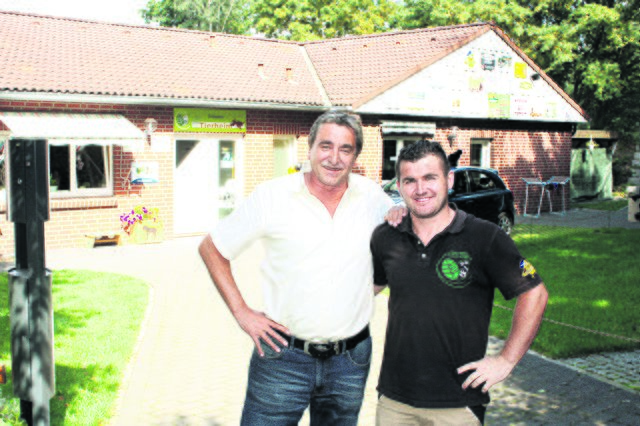 Will die Kosten eintreiben: Rolf Schekerka (li.), hier mit Tierheim-Mitarbeiter Marenglen Pisha | Foto: archiv