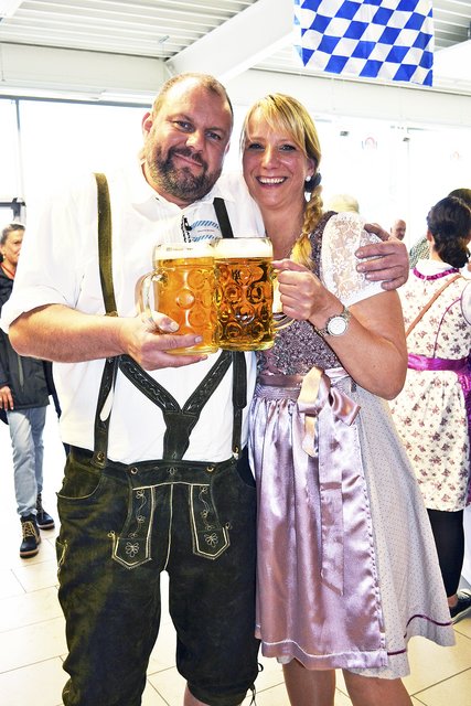 In Lederhosn und Dirndl präsentierten sich Maurice Wilcken und Nicole Meyer