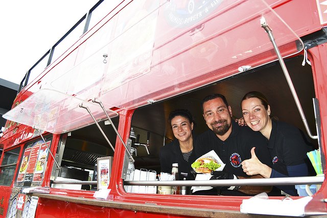 Verkauften leckere Burger aus dem
Big Ben-Foodtruck: Inhaber Stephan Rashidi Azar sowie
Kay Woo-Ling (li.) und Esther Krohn