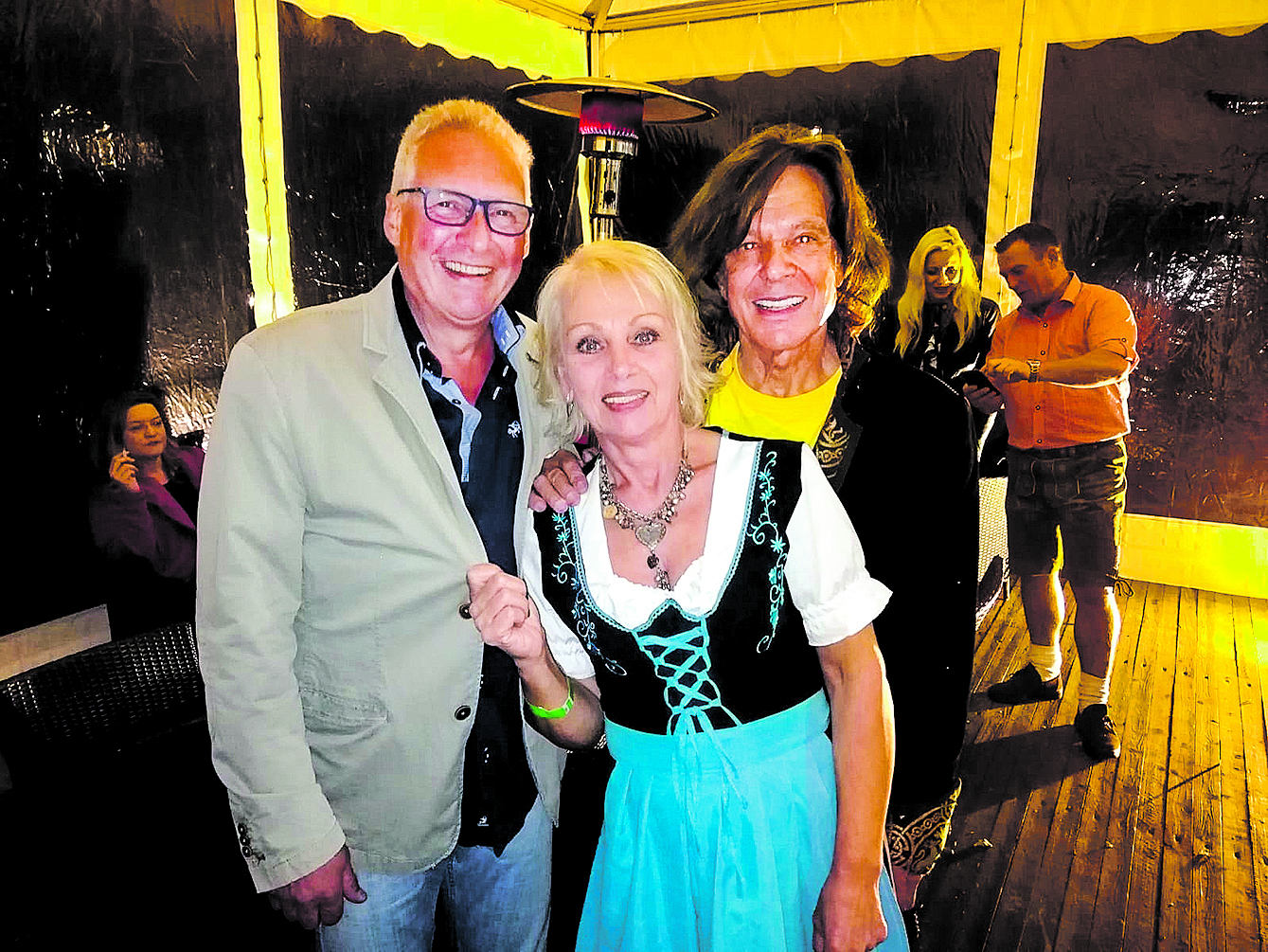 Nach dem Heiratsantrag (v. li.): Rainer Kühne und Petra Stamminger mit Jürgen Drews Fotos: thl/Jürgen Brosda