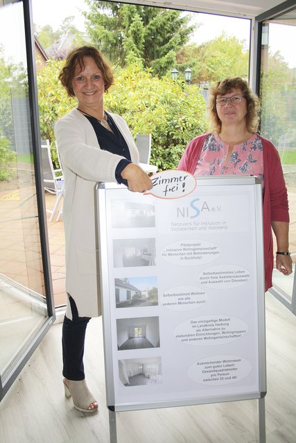 Urte Niedzwiedz (li.) und Astrid Rabeler zeigen es an: 
In der WG ist noch ein Zimmer frei