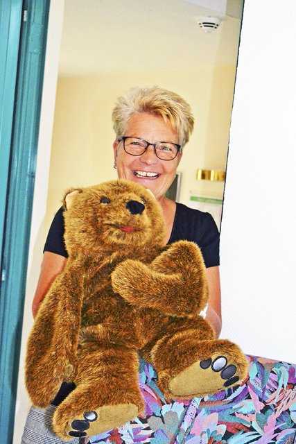 Carola Junge vom Herbergsverein ist begeistert von dem Braunbären "Schlafmütze"