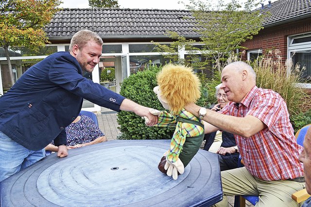 Auch Herbergsvereins-Geschäftsführer Helge Johannsen wird von Fritz per Hnadschlag begrüßt
