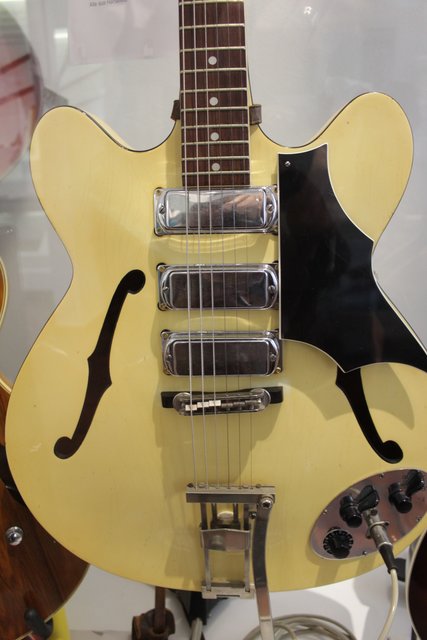 Beat-Gitarre mit schwarzem Schlagbrett und Schalllöchern in F-Form