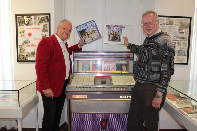 An der Music-Box: Ausstellungs-Initiator Reiner Klintworth (li.) und Plattensammler Heinz Rörup