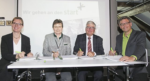 Haben den Verkehrsvertrag unterzeichnet (v.li.): Dr. Ina Tjardes (BWVI), Carmen Schwabl und Klaus Hoffmeister (beide LNVG) sowie Lars Kappel (Start)