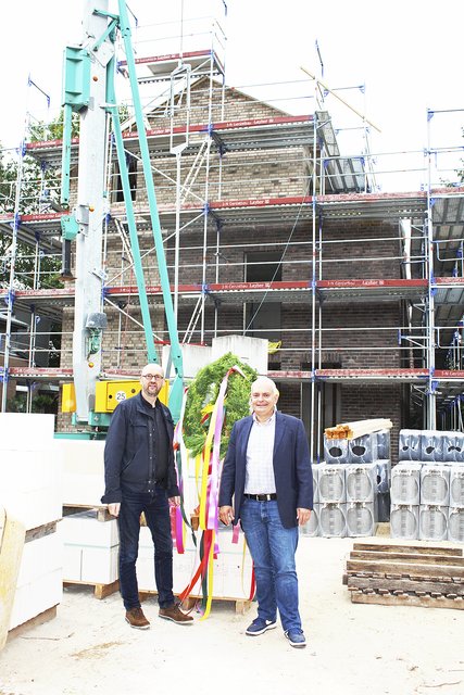 Bauherr Boris Iwansky (re.) und Architekt Detlef Voß errichten in Klecken zwei exklusive Neubauten Fotos: as