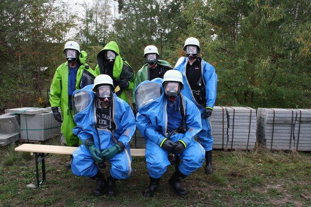 Die Feuerwehrleute aus Trelde mussten unter Vollschutz ganz nach vorn in den Einsatz