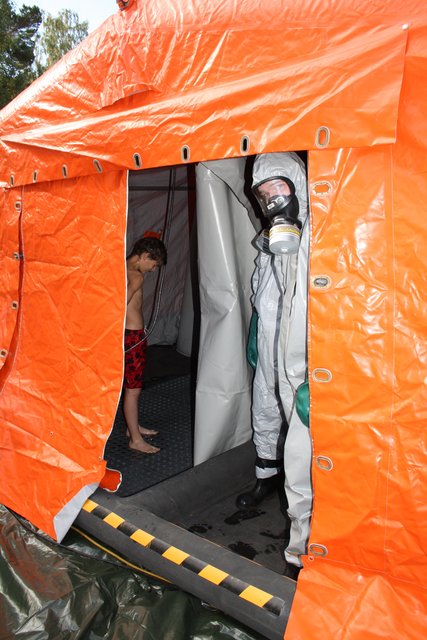 Auch Duschzelte zur Kontamination wurden aufgebaut - die Mitglieder der Jugendfeuerwehr Buchholz wurden tatsächlich abgeduscht. Sie simulierten Kinder und Jugendliche, die in der Nähe des Einsatzortes gespielt hatten