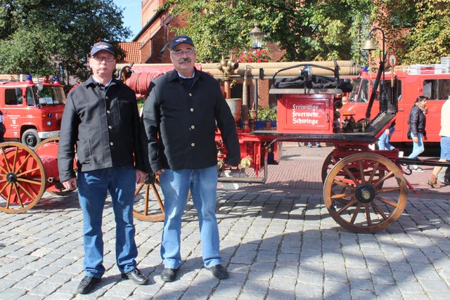 Bernd Letsch und Ernst Kröger von der Feuerwehr Schwinge waren mit einer voll funktionstüchtigen Pferdezug-Benzinmotorspritze Baujahr 1924 bei der Fahrzeugschau anlässlich des 150-jährigen Jubiläums der Buxtehuder Feuerwehr vertreten