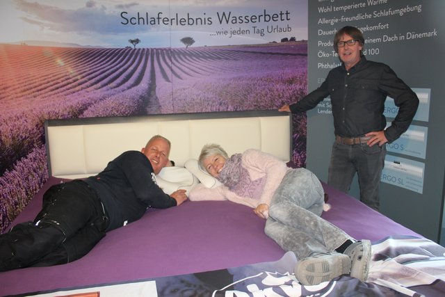 Claudia Martens und Karsten Treske wollten am liebsten gar nicht wieder aus diesem Wasserbett der neuesten Generation aufstehen. Im A&S Wasserbettenzentrum informierte Geschäftsführer Manfred Ahrens das Paar über das ultimative Schlaferlebnis dank ERGO Dämpfungssystem, einer Allergie-freundlichen Schlafumgebung und wohl temperierter Wärme. Dazu gab es für alle Kunden noch gratis Sekt oder Johannisbeerschorle direkt ans Bett - mehr Service geht nicht.
