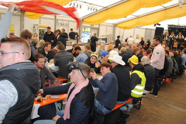 Reger Andrang: Das Festzelt war vom Start weg bestens gefüllt