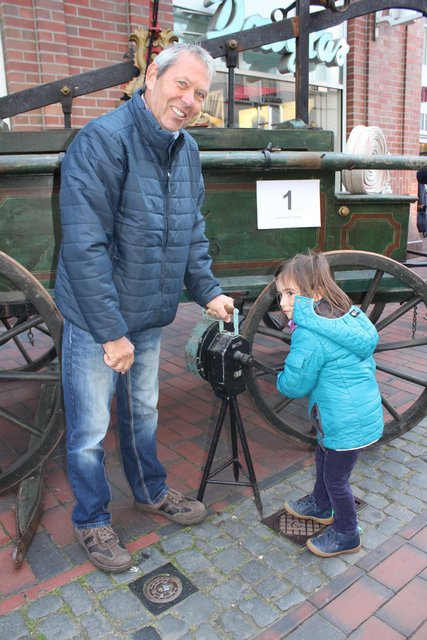 Ella Holst (4) kam mit ihrem Opa Holger in die Buxtehuder Innenstadt und hatte viel Spaß mit einer Sirene zum Kurbeln, die die Feuerwehr Gräpel zusammen mit einer historischen Handdruckspritze mitgebracht hatte