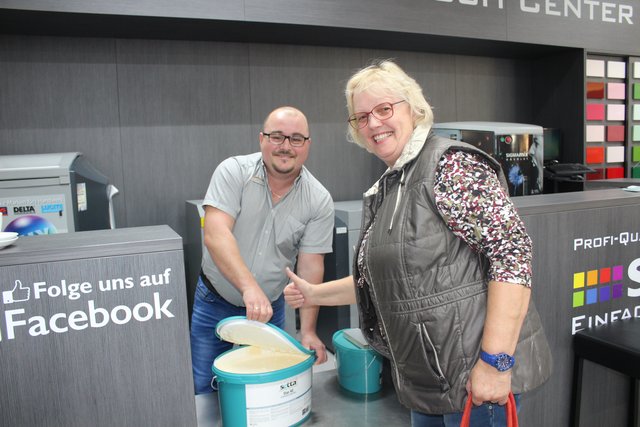 Auch die Geschäfte außerhalb der Innenstadt waren gut besucht: Bei Scholz Raumgestaltung bekamen die Kunden am Sonntag 21 Prozent Rabatt u.a. auf Bodenbeläge, Lampen, Markisen, Tapeten und Farbe. Mitarbeiter Alexander Wecker mixte gut gelaunt diverse Eimer Farbe an. So auch für diese Stammkundin aus dem Alten Land, die die Gunst der Stunde nutzte, um sich mit freundlichem "sonnenbeige" einzudecken. Im Urlaub soll Zuhause nämlich renoviert werden. Da kam der verkaufsoffene Sonntag genau richtig.