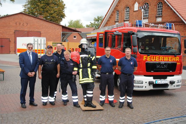 "Gute Werbung auch für den Brandschutz": Bürgermeister Jürgen Böhme (li.) und Vertreter von Feuerwehren aus der Region