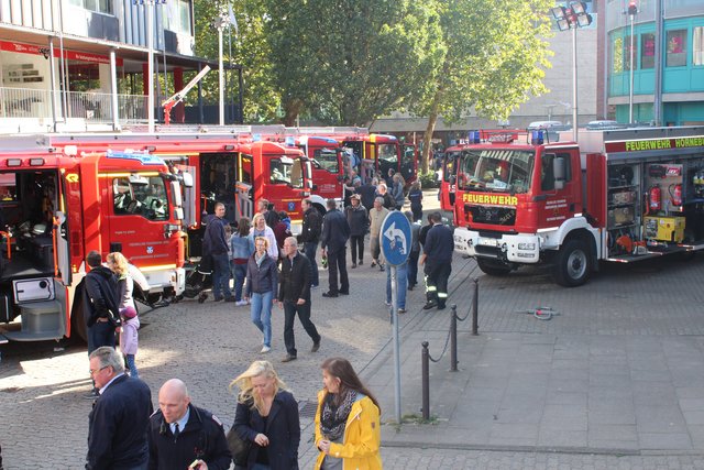 Insgesamt waren knapp 90 Feuerwehr- und Rettungsfahrzeuge in der Innenstadt ausgestellt