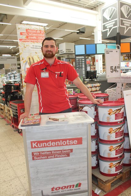 Egal ob Knopfbatterien, Holzleisten oder Werkzeuge - Kundenlotse Jan Wolff vom "toom"-Baumarkt half am Sonntag jedem Kunden schnell und kompetent beim Suchen und Finden. Die Nachfrage war durch die Bank weg riesig. Besonders viele steuerten aber erst einmal das Gartencenter an. Schließlich ist gerade Pflanzzeit.