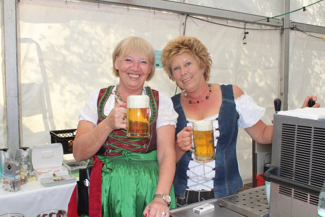 Sylvia Ehlers (li.) und Margret Höper hatten sich zünftig aufgebrezelt und schenkten literweise Bier aus