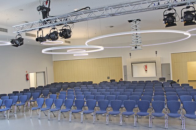 Im Zuschauerraum ist Platz für 260 Gäste, an der Rückwand befindet sich der Regieraum