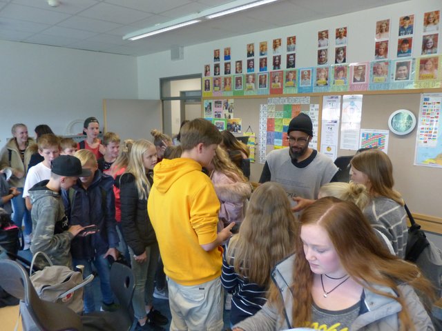 Am Ende seines Besuches schrieb Samy Deluxe Autogramme