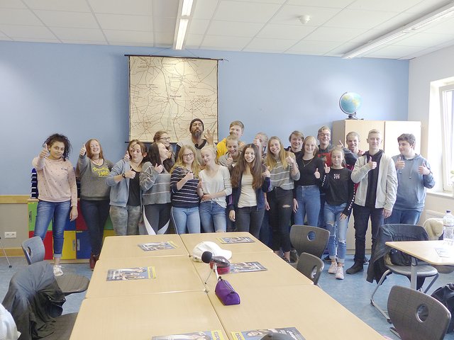 Gruppenfoto mit einem Star: Der Rapper Samy Deluxe (Kreis)
besuchte vor den Ferien die Oberschule Hanstedt | Foto: Oberschule Hanstedt