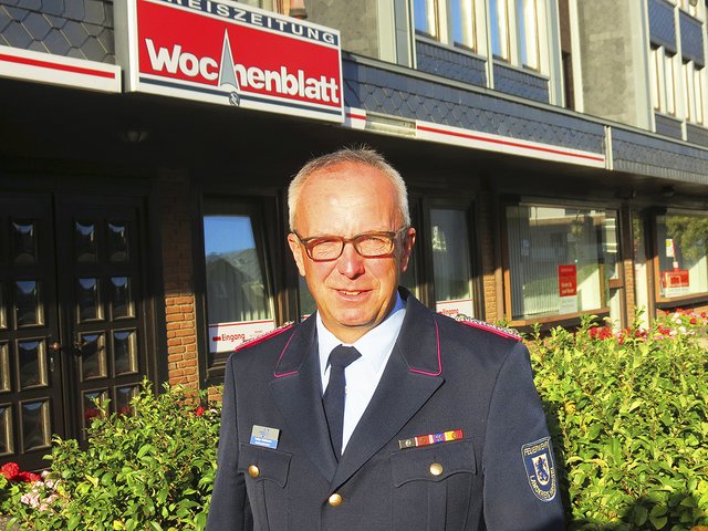 Kreisbrandmeister Volker Bellmann vor dem WOCHENBLATT-Verlagsgebäude in Buchholz