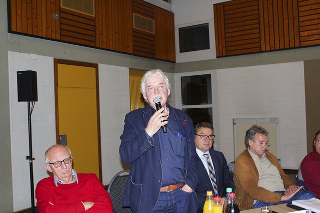 Kersten Schröder-Doms (stehend) mit (v. li.) dem Planungsausschuss-Vorsitzenden Lothar Wille, Samtgemeinde-Chef Holger Falcke und Architekt Uwe Cappel