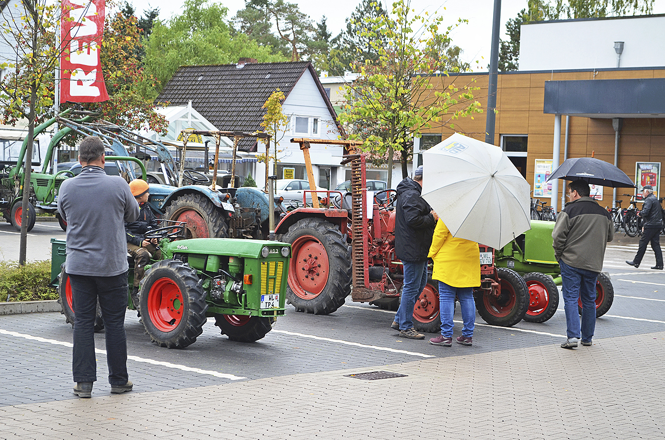 Warme Kleidung und Regenschirme gehörten zur Standardausrüstung der Besucher des Treckertreffens