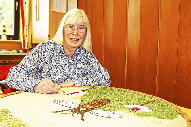 Annegret Schuur fertigt mit den Landfrauen seit 25 Jahren
die farbenfrohen Erntebilder an