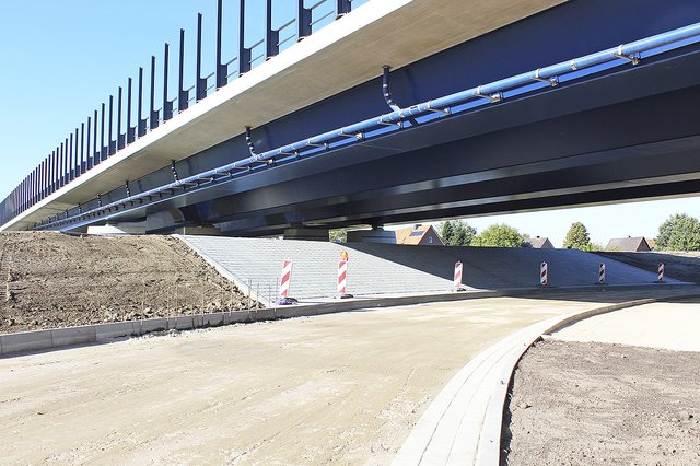 Während des Ausbaus der Moorender Straße wird stückweise auch der Boden ausgetauscht