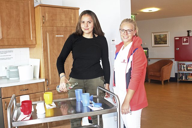 Unter Anleitung von Wohnbereichsleiterin Sarah Peters half Wiktoria u.a. auch beim Austeilen von Getränken