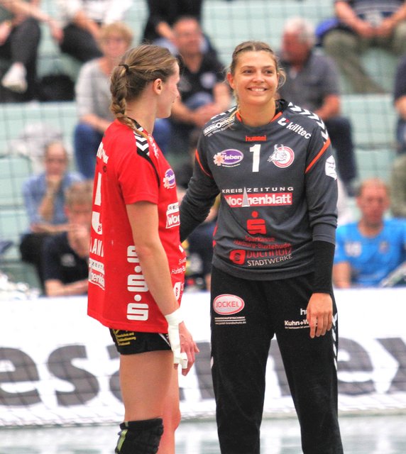 Luchse-Torhüterin Mareike Vogel (re.) im Gespräch mit ihrer Teamkameradin Kin Land